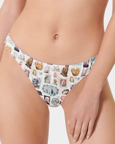 BB x Ashley Williams Luxus-Satin-Tanga mit Kätzchen-Print 