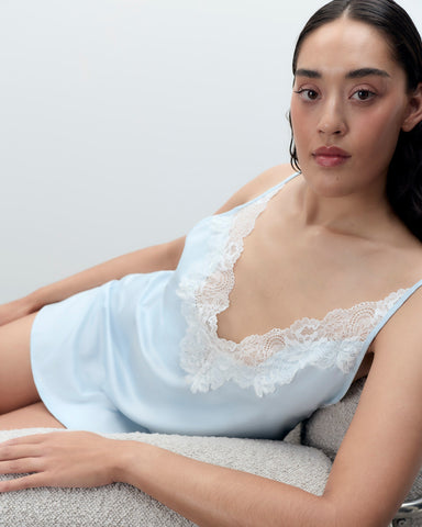 Isabella Luxus-Satin kurzes Negligé Eiswasserblau/Weiß